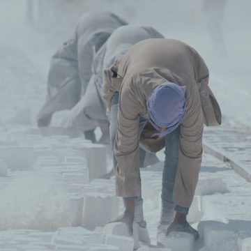 Miehiä työssä sakean kivipölyn verhoamassa louhoksessa Egyptissä