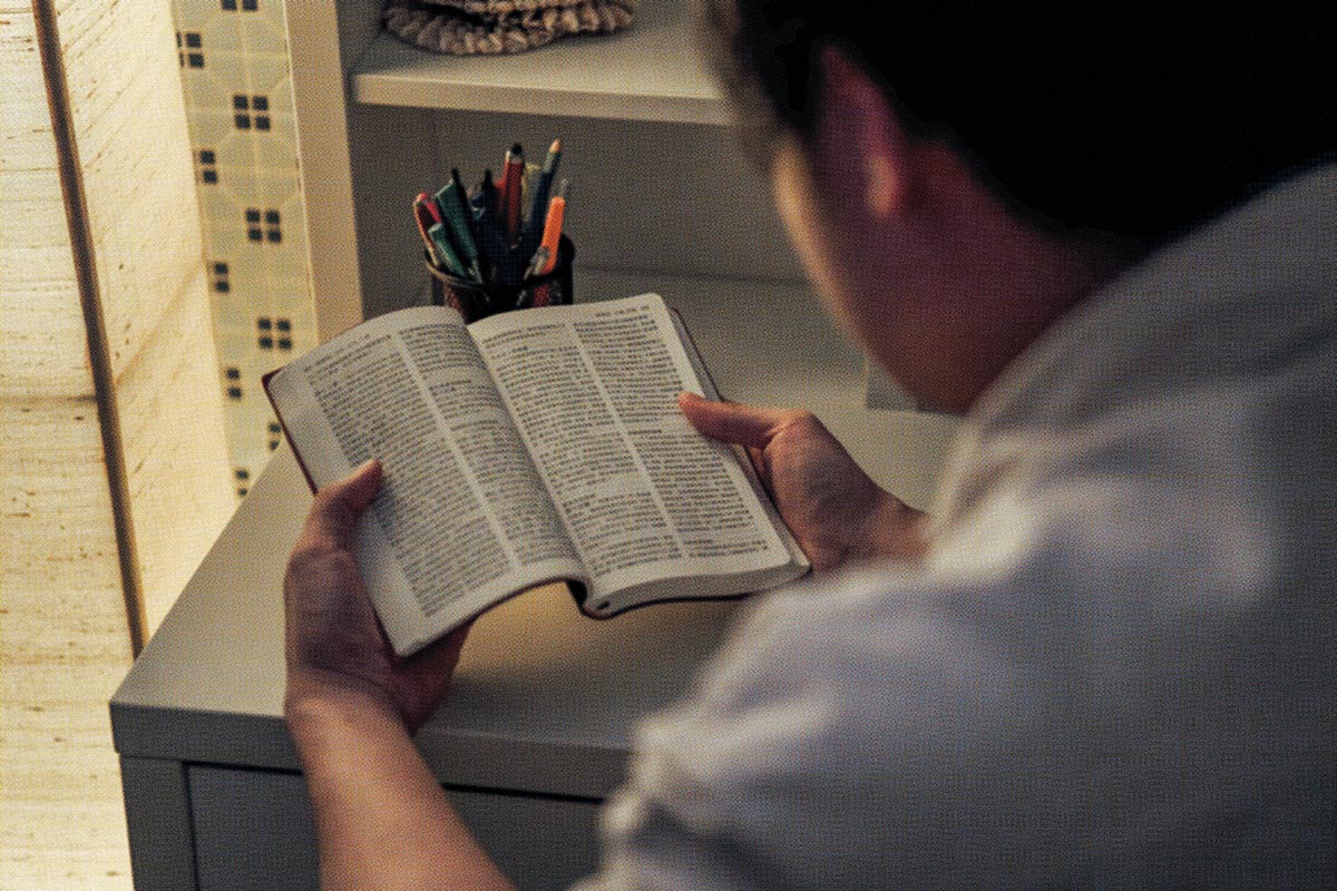 Kiinalaiskristitty lukee Raamattua