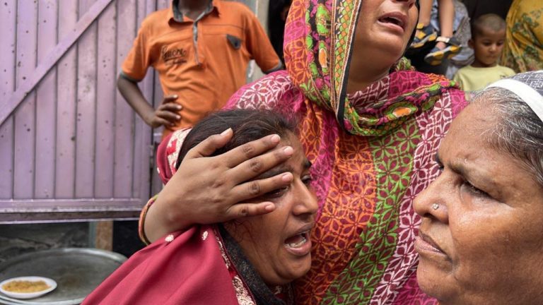 Pakistan Jaranwala itkeviä naisia