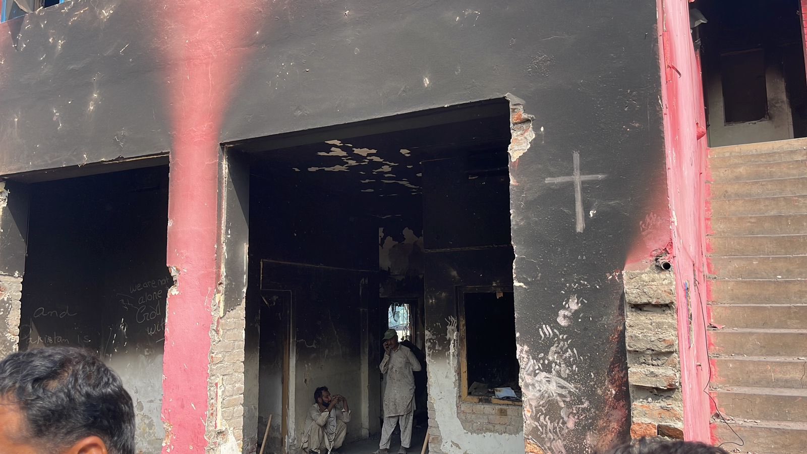 Tuhopoltettu tummunut kirkkorakennus