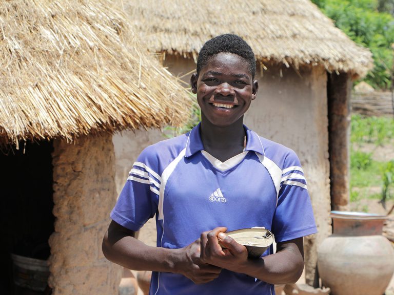 Madeng med sin bibel, elev i läs- och skrivkunnighetsklass nordöstra Nigeria