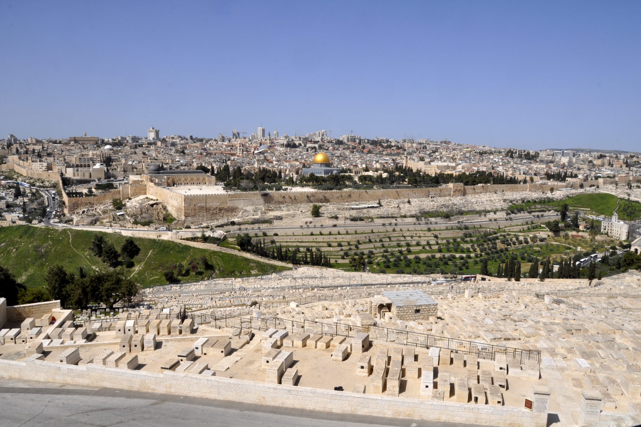 Näkymä Jerusalemin matalakattoisen kaupunkikuvan yli