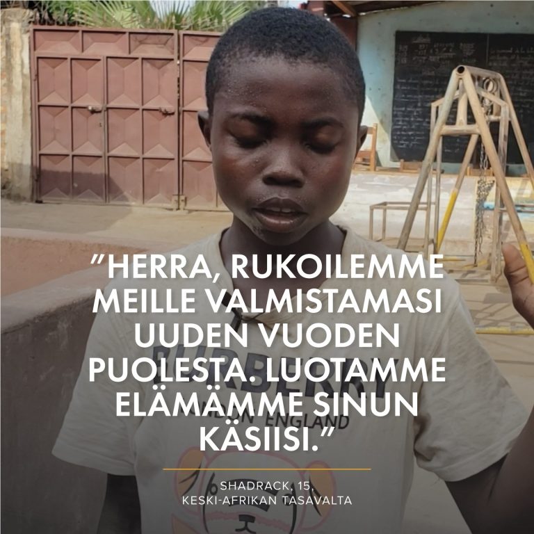 Joulurukous Keski-Afrikasta 15-vuotias Shadrack asuu orpokodissa Keski-Afrikan tasavallassa. Kenttätiimimme tapasi hänet hiljattain ja hämmästyi hänen sanoistaan. Kuvassa olevan joulurukouksen yhteydessä hän sanoi: "Olet suojellut meitä lapsuudestamme asti tähän päivään, siksi sanomme kiitos hyvin paljon." Kaunista ja kiitollista lapsen uskoa! #rukous #lapset #afrikka #orpokoti #joulu https://opendoors.fi/keski-afrikan-tasavalta