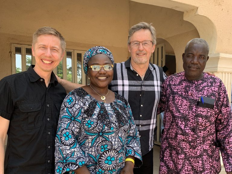 Miika Auvinen ja Pekka Simojoki kahden nigerialaisen kanssa yhteiskuvassa traumakeskuksen edessä