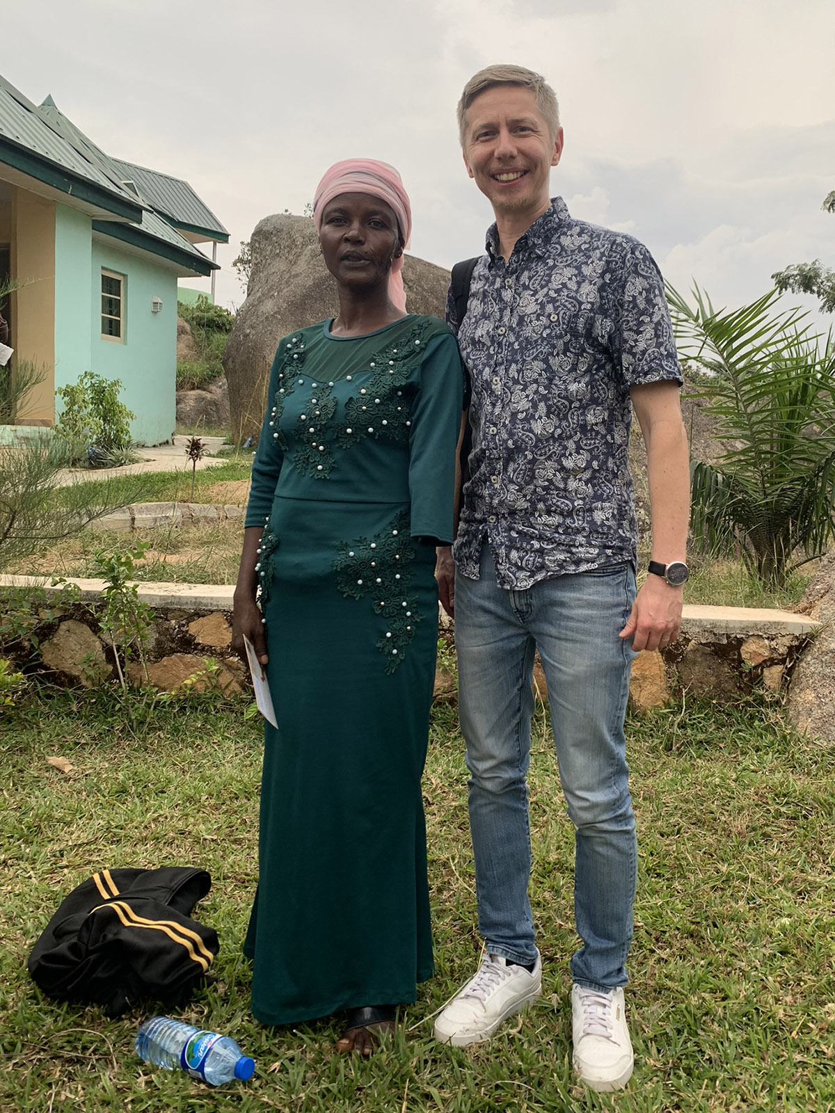 Nigerialainen Rose ja Miika Auvinen kuvattuna seisomassa vierekkäin ulkona