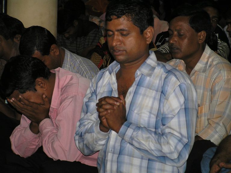 Bangladeshilaisia miehiä rukoilemassa.