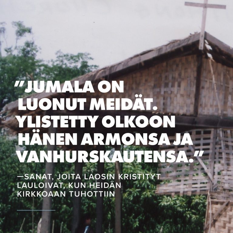 Seurakunta ylisti, vaikka kirkko tuhottiin Laosilaisen seurakunnan jäsenet lauloivat näitä sanoja, kun yli 40 ihmistä ympäröi rakennuksen sunnuntaina jumalanpalveluksen aikana. Paikallisten viranomaisten määräyksestä he tuhosivat vasaroilla ja muilla työkaluilla vasta rakennetun kirkkorakennuksen. Rakennus oli päivässä maan tasalla. Mutta seurakunta jatkaa Jumalan ylistämistä. Rukoile laosilaisen perheemme kanssa. Jaa heidän tarinansa. #laos #vainotutkristityt #kirkkorakennus