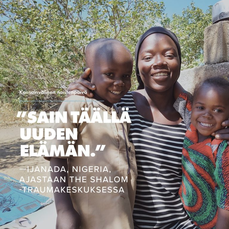 Entinen Boko Haram -vanki löysi anteeksiannon ja uuden elämän traumakeskuksessa Boko Haram kaappasi tuolloin 14-vuotiaan Ijanadan kodistaan Pohjois-Nigeriassa ja pakotti hänet naimisiin yhden taistelijansa kanssa. 16-vuotiaana hän synnytti pojan ja toista lasta odottaessaan hän onnistui pakenemaan. Ijanada saapui Open Doorsin traumakeskukseen oltuaan Boko Haramin vankina lähes neljä vuotta. Hänellä oli syviä haavoja, joiden hän ei odottanut paranevan koskaan. "Täällä löysin uuden elämän", hän kertoo. "He rohkaisivat meitä ja opettivat aitoa anteeksiantoa ja kuinka päästää irti. Haluan kiittää teitä. Olkoon Jumala jatkossakin antamassa teille viisautta auttaa muita. Olen kokenut Hänen kosketuksensa, ja olen antanut anteeksi." #nigeria #naistenpäivä #bokoharam #vainotutkristityt #anteeksianto https://opendoors.fi/nigeria