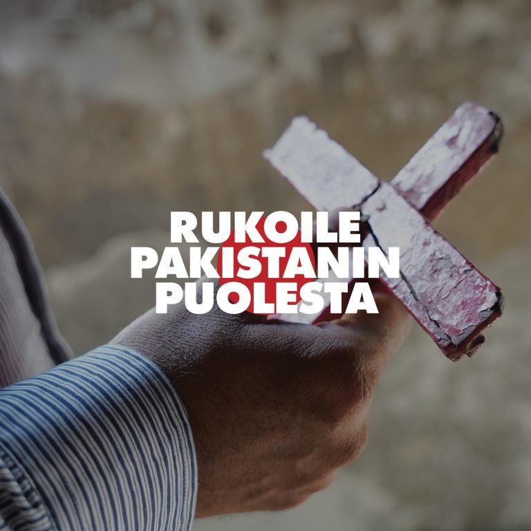 Rukouspyyntö: väkivalta kristittyä perhettä kohtaan leimahti Pakistanissa Kentältä pyydetään rukousta Pakistanin Sargodhan kaupungissa kärjistyvän tilanteen puolesta. Lauantaina väkijoukot hyökkäsivät 63-vuotiaan kristityn miehen, Nazir Masihin ja hänen perheensä kimppuun. He syyttivät Nazir Masihia jumalanpilkasta. Uutislähteiden mukaan hänen kotiinsa lavastettiin poltettuja Koraanin jäännöksiä, koska ääriliikkeet pitävät häntä uhkana. Hänellä on menestyksekäs kenkäliiketoiminta, joka työllistää yhteisön kristittyjä. Raivostunut väkijoukko löi Naziria kepeillä ja tangoilla, ja toiset heittelivät häntä kivillä jättäen hänet kriittiseen tilaan. Nyt Nazir on sairaalassa ja hänen selviytymismahdollisuutensa ovat vähäiset. Myös hänen kotinsa ja liiketoimintansa tuhottiin. Rukoillaan: 🙏Rukoile Nazirin paranemista. Poliisi pidätti kaikki hänen perheenjäsenensä, eikä kukaan ole hänen kanssaan sairaalassa. Kukaan ei tiedä, millaista hoitoa hän saa. 🙏Rukoile Nazirin perheen puolesta. He ovat tällä hetkellä poliisin pidättäminä. Kirkon johtajilla on vaikeuksia turvata heidän turvallisuuttaan. Kun Pakistanissa nostetaan syyte jumalanpilkasta, neuvottelut poliisin kanssa ja väkijoukkojen hallinta muuttuvat äärimmäisen haastaviksi. Usein maan jumalanpilkkalain nojalla syytetään ylimalkaisesti kristittyjä, joita muslimikulttuurissa kohdellaan toisen luokan kansalaisina. 🙏Rukoile Sargodhassa ja ympäröivissä kaupungeissa kehittyvän tilanteen puolesta. Kristityt ovat nyt haavoittuvassa asemassa, eivätkä pysty käymään koulussa tai töissä. Sargodha on yksi maan polttavista pisteistä ja erittäin epävakaa paikka kristityille. #rukouspyyntö #pakistan #pahoinpitely #pidätys