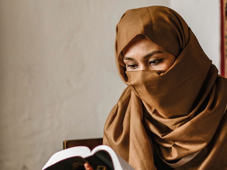Afganistanilainen naiskristitty lukee Raamattua