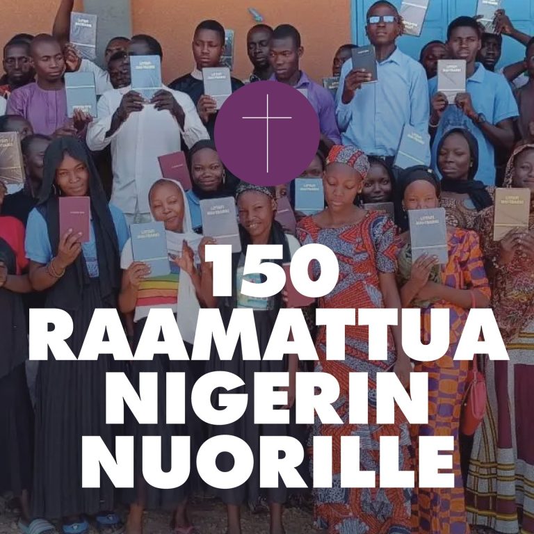 150 nuorta Nigerissä sai oman Raamatun Kuvittele kasvavasi ilman Raamattua. Monille nuorille Nigerissä se on ollut todellisuutta. Mutta tukenne ansiosta 85 nuorella miehellä ja 65 nuorella naisella viidessä kylässä on nyt omat Raamatut, joita he voivat lukea omalla kielellään, hausaksi tai ranskaksi. "Nyt minulla on Raamattu kädessäni, ja se on minun, minun omaisuuttani", sanoo Alisabatu. "Rukoilen Jumalan siunausta veljille ja sisarille, jotka tukivat meitä näillä Raamatuilla." https://opendoors.fi/niger #Raamattu #Niger #vainotutkristityt