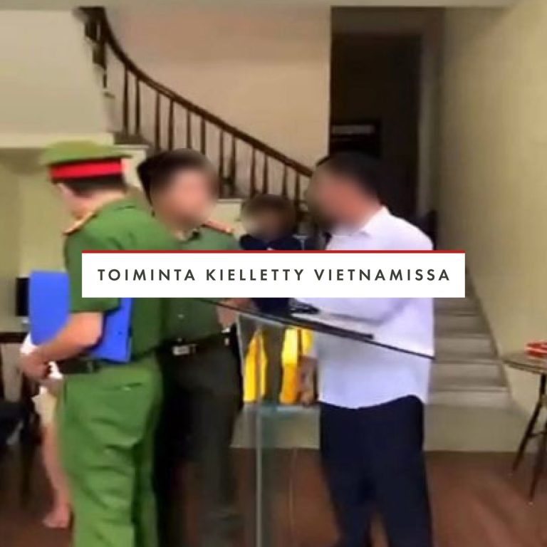 Rukouspyyntö Pohjois-Vietnamin uskovilta: kirkolliset toiminnot kielletty Pohjois-Vietnamin provinssissa, vain alle 30 mailin päässä maan pääkaupungista, viranomaiset ovat kieltäneet kaikki kirkolliset toiminnot. Alueella ei ole tietoja rekisteröidyistä seurakunnista. Yhdessä piirissä poliisi teki äskettäin ratsian ja kielsi kaksi vuotta sitten perustetun rekisteröimättömän kotiseurakunnan. He varoittivat, että jos seurakunta jatkaa toimintaansa, he pidättävät kaikki sen jäsenet. Paikallinen kumppanimme Isaac* kertoo: "Näiden vaikeuksien edessä tämän seurakunnan uskovat pitävät tiukasti kiinni uskostaan ja etsivät Herraa kodeissaan. Pyydämme rukousta, että Jumala vahvistaisi heidän päätöstään ja palauttaisi heidän kykynsä kokoontua ja opiskella Hänen sanaansa pelkäämättä." *Nimi muutettu turvallisuussyistä. https://opendoors.fi/vietnam #vietnam #uskonnonvapaus #vainotutkristityt #rukouspyyntö