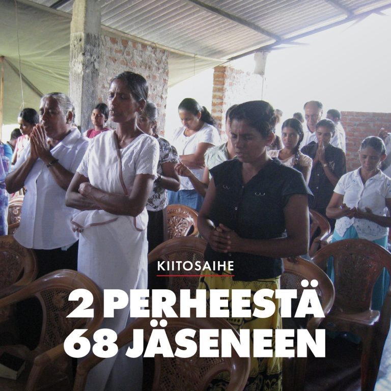 Sri Lankan pohjoisosassa Jumala tekee työtään Tapasimme äskettäin pastorin, joka riskeerasi henkensä päästäkseen maalaiskylään, jossa suurin osa ihmisistä on hinduja. Evankeliumin kertominen on täysin kielletty alueella. Hän piti kotijumalanpalveluksia kahdelle perheelle kylässä. Ja koska pastori Sivapriyan ja muutamat paikalliset kumppanimme tekivät yhteistyötä koulun kanssa jakamalla kenkiä, kyläläiset toivottavat pastori Sivapriyan nyt tervetulleeksi. He antoivat hänelle jopa maata kirkon rakentamista ja palvelustyön aloittamista varten. Tämä kenttätyö tarjosi pastori Sivapriyanille mahdollisuuden aloittaa palvelustyö kylässä. "Nyt sunnuntaisin kirkossa käy 68 ihmistä", hän sanoo kiittäen paikallisia kumppaneitamme tästä mahdollisuudesta. Kahdesta perheestä kasvoi yli 60 uskovan joukko tässä kylässä, joka aiemmin hylkäsi evankeliumin. Kiitetään Herraa! https://opendoors.fi/maa/sri-lanka/ #Kiitosaihe #SriLanka #Vainotutkristityt