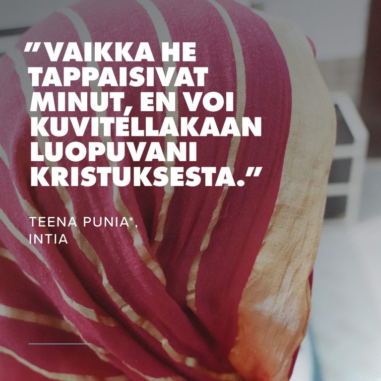 Nuori intialaisäiti voittaa vaikeudet uskon avulla Teena Punia* on intialainen nuori äiti, joka on selvinnyt kahdesta tappoyrityksestä. Kun hänen miehensä sai tietää, että hän oli luopunut hindulaisuudesta seuratakseen Jeesusta, tämä yritti tappaa hänet — kahdesti. Huolimatta kaikesta, mitä hän on jo kokenut, ja vielä suuremmasta vihasta, jota hän saattaisi kohdata, Teena valitsee edelleen Jumalan. Hänen puheensa uskosta on vaikuttavaa: "Kristus huolehtii aina minusta tilanteeni mukaan. Kun tarvitsin parantumista ja ehdotonta rakkautta, Kristus täytti kaikki tarpeeni. Kun rukoilen joka päivä, Jumala antaa minulle voimaa voittaa jokaisen vaikeuden." Paikalliset kumppanimme ovat tukeneet Teenaa mahdollistamalla hänelle pienen yritystoiminnan. Yhdessä sen ja toisen työpaikan kanssa Teena ansaitsee tarpeeksi tuloja elättääkseen poikansa ja maksaakseen tämän koulumaksut. Rukoile Teenan puolesta. Jätä rukouksesi julkaisun alle. * Nimi muutettu turvallisuussyistä. https://opendoors.fi/intia #Intia #uskonnonvapaus #ihmisoikeudet #vainotutkristityt #rukouspyyntö