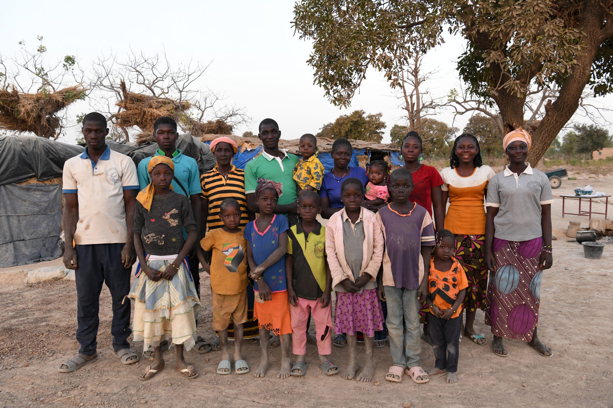 Kuvassa Patori Sore, hänen vaimonsa ja heidän kaksi lastaan sekä 15 muuta lasta pakolaisleirissä Burkina Fasossa.