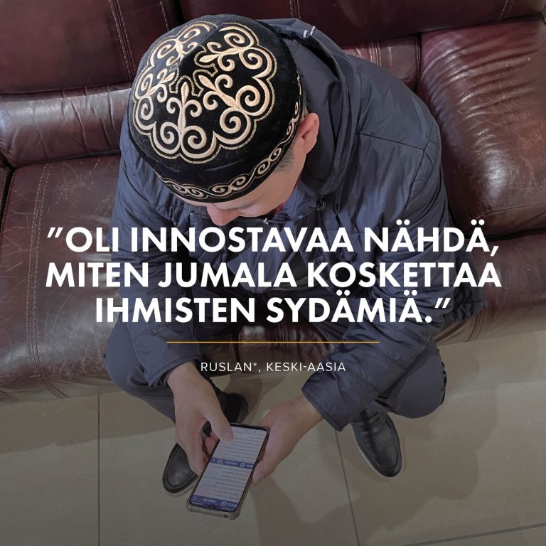 Jumala kohtaa Keski-Aasian entisiä muslimeja Kuvassa oleva mies tietää, miltä tuntuu nähdä Jumalan toimivan. Ruslan* jakoi äskettäin unohtamattoman kokemuksen, jonka hän sai matkatessaan maansa halki Keski-Aasiassa. Hän kulki vahvistamassa seurakuntia, joiden jäsenet ovat entisiä muslimeja. Hänen tarinansa on niin rohkaiseva, että jaamme sen täällä: "Paikallinen pastori ehdotti, että tapaisimme ystävän nimeltä Dany*, joka on auttanut kirkkoa. Dany ei ollut kristitty. Vietimme aikaa puhuen hänen kanssaan Jeesuksesta. Ennen lähtöämme kysyin Danyltä, saisinko rukoilla hänen puolestaan. Suljin silmäni ja aloin rukoilla kielillä. Tavallisesti rukoillessani ihmisten puolesta rukoilen äidinkielelläni, jotta he ymmärtävät. Mutta sinä päivänä Pyhä Henki inspiroi minua. Rukouksen jälkeen avasin silmäni, ja ensimmäinen asia, jonka näin, oli Danyn ilme. 'Tiedätkö, millä kielellä rukoilit?', hän kysyi. 'Rukoilit äidinkielelläni, ja rukouksesi kosketti sydäntäni.' Sanoin Danylle: 'Rukouksen sanat olivat selkeitä sinulle. Luulen, että Jumala puhuu sinulle. Sinulla on mahdollisuus ottaa Hänet vastaan Herranasi ja Pelastajanasi.' Dany kertoi olevansa siihen valmis, ja rukoilimme hänen kanssaan. Tämä ei ollut upea todistus pelkästään Danylle vaan myös minulle. Olin hyvin innostunut nähdessäni, miten Jumala koskettaa ihmisten sydämiä. Hän tekee ihmeitä." *Nimi muutettu turvallisuussyistä. https://opendoors.fi/worldwatchlist #vainotutkristityt #keskiaasia #rukous #todistus