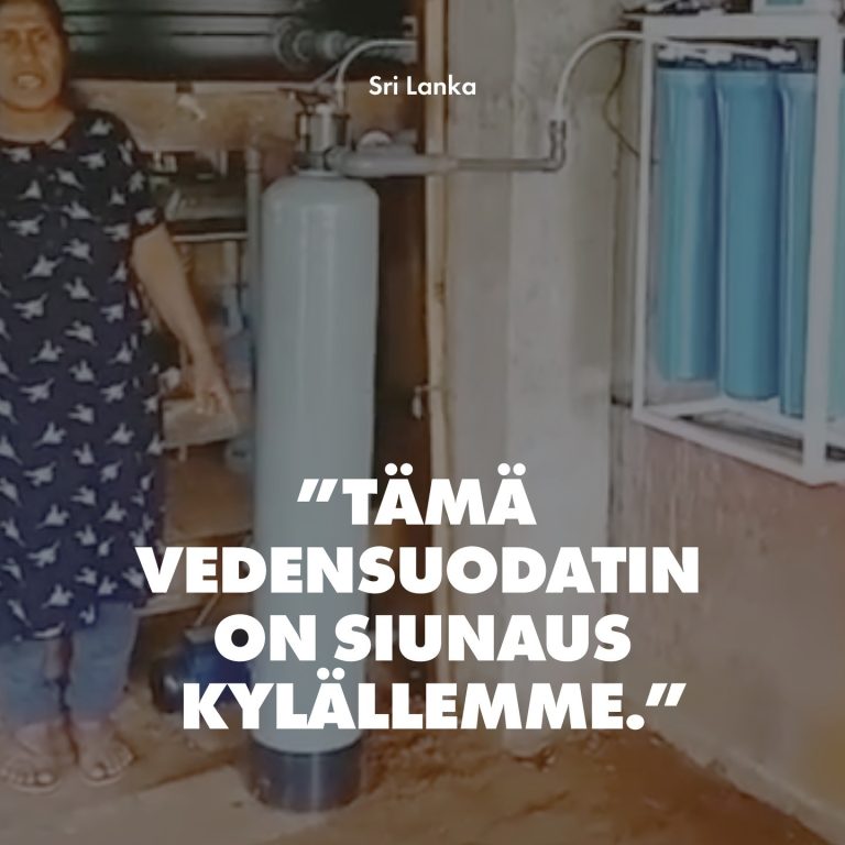 Vedensuodatinjärjestelmä mahdollistaa puhtaan veden saannin Sri Lankassa Pohjoissrilankalaisessa maalaiskylässä kokoontuvan kotiseurakunnan johtaja lähetti kiitosviestin vedensuodatinjärjestelmästä, jonka Open Doorsin kumppanit asensivat hänen kotiinsa (kuvassa). "Kiitämme Jumalaa tästä vedensuodattimesta", hän sanoo. "Kamppailimme juomaveden puutteen vuoksi. Buddhalaismunkit ovat auttaneet asentamaan vedensuodattimia, mutta he eivät salli kristittyjen ottaa vettä niistä. He sanovat, että meidän pitäisi pyytää Jumalaltamme vettä." Nyt alueen kristityt tulevat tämän seurakunnanjohtajan kotiin hakemaan vettä. Ja mikä vielä hienompaa, hän elää Matteuksen evankeliumin 5:43 mukaan jakamalla vedensuodatinta kaikille, jotka tarvitsevat vettä. Myös buddhalaisille, jotka pilkkaavat kristittyjä. "Olen avannut tämän kristityille ja ei-kristityille, jotta he voivat saada vettä tästä suodattimesta", hän sanoo. Kiitos, että olet mukana tukemassa työtämme! https://opendoors.fi/sri-lanka #SriLanka #vedensuodatin #vainotutkristityt #kristittyjenvainot #ihmisoikeudet #uskonnonvapaus #kiitos #vesi