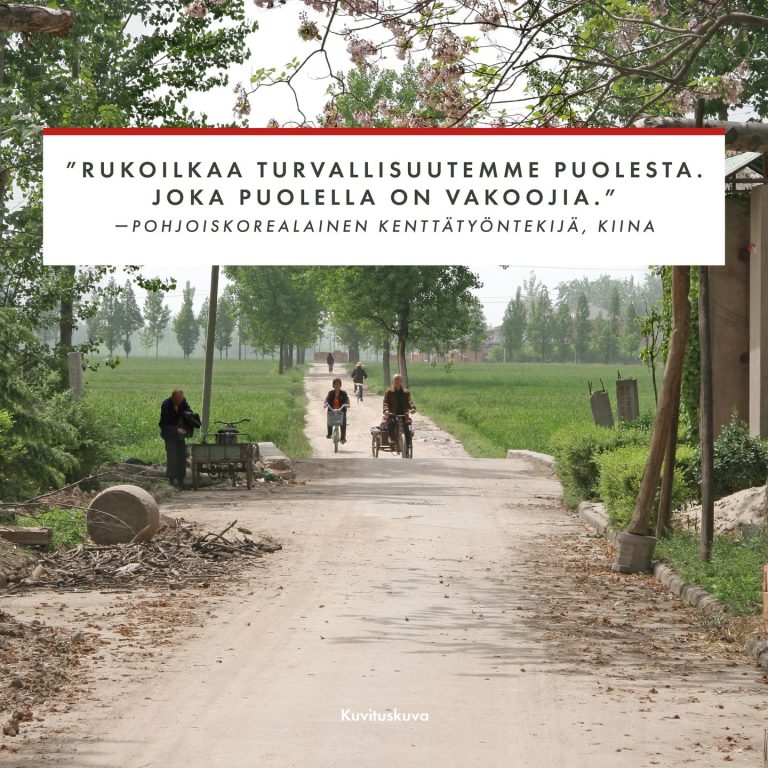 Rukoile: Pohjoiskorealainen kenttätyöntekijämme tarvitsee suojelusta ja tukea Han* on yksi pohjoiskorealaisista kenttätyöntekijöistämme Kiinassa. Tämä nainen riskeeraa henkensä kouluttaakseen Kiinassa piileskeleviä pohjoiskorealaisia, erityisesti maahan tuotuja pohjoiskorealaisia naisia. "Rukoilkaa ennen kaikkea suojelusta. On aina mahdollista, että yksi ryhmän jäsenistä on salainen agentti. Lisäksi Kiinan hallitus on keräämässä yhä enemmän pakolaisia. Äskettäin muutama sata pohjoiskorealaista — useimmat heistä naisia — lähetettiin takaisin Pohjois-Koreaan, jossa heidät vangittiin. "Rukoilkaa myös naisten sydänten puolesta, että he vastaanottavat Jeesuksen, joka koputtaa heidän sydäntensä ovella. Lopuksi, rukoilkaa enemmän työntekijöitä, jotka ovat valmiita ottamaan riskejä tukeakseen pohjoiskorealaisia kristittyjä." *Nimi muutettu turvallisuussyistä. https://opendoors.fi/pohjois-korea #pohjoiskorea #vainotutkristityt #kiina #uskonnonvapaus #ihmisoikeudet #naiset