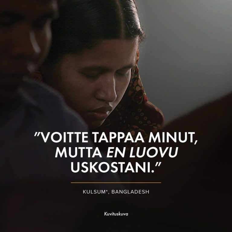 Kulsum pysyy rohkeasti uskossaan vainon keskellä Bangladeshissa Tapasimme Kulsumin Open Doorsin naisten opetuslapseusprojektissa Kaakkois-Bangladeshissa. Viimeaikaisten poliittisten levottomuuksien myötä hänen perheensä on kohdannut vainoa ja jopa kuolemanuhkaa. Perheeseen kohdistuu valtavaa painetta paikallisilta islamilaisilta ja poliittisilta johtajilta, jotka pakottavat heitä luopumaan uskostaan ja vaativat jopa, etteivät perheen tyttäret saa käydä koulua ennen kuin he hylkäävät uskonsa. Tällä hetkellä Kulsumin mies on piilossa ja paikalliset islamilaiset johtajat uhkaavat häntä. Sen sijaan Kulsum ja hänen kaksi pientä tytärtään elävät pelossa. Kaikesta huolimatta Kulsum pysyy lujana uskossaan. "Kärsimme paljon", hän kertoo. "He uhkaavat tappavansa meidät, jos emme luovu uskostamme. Mutta sanoin heille: 'Jos on tarpeen, voitte tappaa minut, mutta en luovu uskostani Kristukseen!'" Rukoile tämän perheen puolesta: • Rukoile heille varjelusta. Pyydä Jumalaa pitämään heidät turvassa uhkailuilta ja paineelta ja huolehtimaan heidän lapsistaan näinä vaikeina aikoina. • Rukoile Kulsumin aviomiehen puolesta. Pyydä Jumalaa suojelemaan häntä ja antamaan hänelle rauhan, jotta hän voi palata kotiin ilman pelkoa. • Rukoile heille rauhaa ja rohkeutta. Rukoile, että he pysyvät lujana uskossaan haasteista huolimatta. Rukoile, että he tuntevat Jumalan läsnäolon, kun Herra johdattaa heitä vaikeiden aikojen läpi. https://opendoors.fi/bangladesh #Bangladesh #opendoors #vainotutkristityt #uskonnonvapaus #ihmisoikeudet #rukouspyyntö