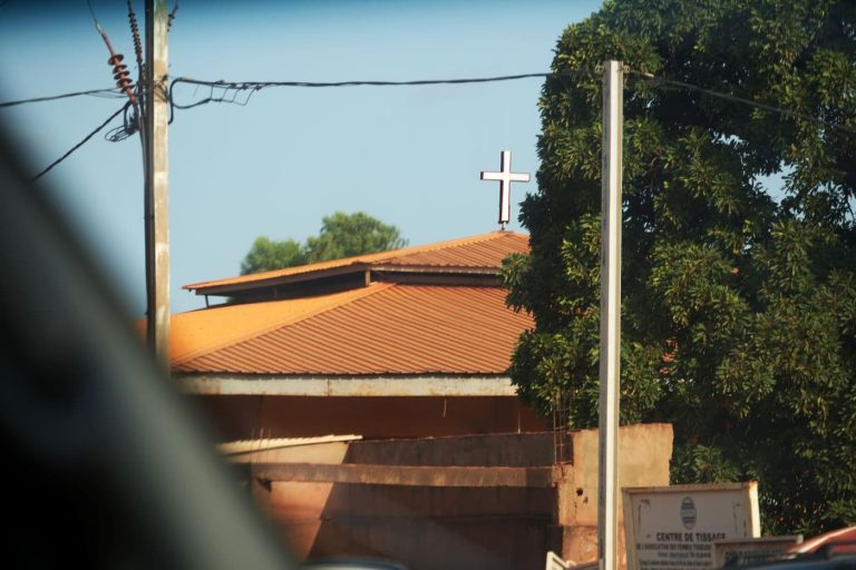 Valokuva kirkosta, jonka katolla on risti Burkina Fasossa.