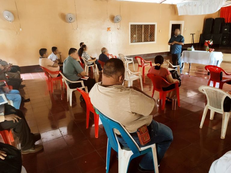 Ihmisiä nicaragualaisessa kirkossa