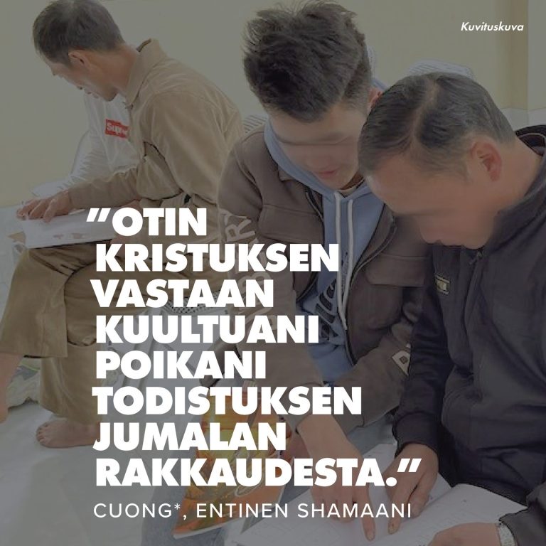 Entisestä shamaanista Kristuksen seuraajaksi Pohjois-Vietnamissa Ennen uskoontuloaan Cuong* oli vuosien ajan kyläpäällikkö ja shamaani Pohjois-Vietnamissa. Kaikki muuttui, kun Cuongin poika palasi kaupungista, jossa oli ollut töissä. Poika kertoi Jeesuksen rakkaudesta 49-vuotiaalle isälleen. "Otin Kristuksen vastaan kuultuani poikani todistuksen Jumalan rakkaudesta ja Hänen anteeksiannostaan kaikille syntisille. Tämä kosketti sydäntäni syvästi ja sai minut ymmärtämään, kuinka olen levittänyt petollisia rituaaleja", Cuong kertoo. Evankeliumi juurtui. Cuong alkoi opiskella Raamattua ja kutsui kyläläisiä tulemaan kotiinsa aloittaakseen raamattupiirin. Monet hänen kylänsä asukkaat kääntyivät kristityiksi hänen todistuksensa kautta. Huolimatta paikallisten viranomaisten yrityksistä estää häntä, Cuong jatkoi uskonsa jakamista. Tällä hetkellä Cuong toipuu vakavasta pahoinpitelystä, jonka viranomaiset tekivät marraskuussa 2024. Olemme kuulleet, että seurakuntalaiset ovat tukeneet häntä hyökkäyksen jälkeen. Paikalliset kumppanimme ovat kulkeneet Cuongin rinnalla. Tämä on esimerkki siitä, kuinka Jumala käyttää seurakuntaansa huolehtiessaan kansastaan. "Tukenne vahvistaa kristittyjen uskoa ja auttaa heitä pysymään vahvana", sanoo seurakunnanjohtaja. "Rukoilkaa edelleen meidän ja kaikkien vainottujen seurakuntien puolesta." *Kuvituskuva, nimi muutettu. #Vietnam #VainotutKristityt #uskonnonvapaus #pahoinpitely #shamaani #rukouspyyntö #opendoors