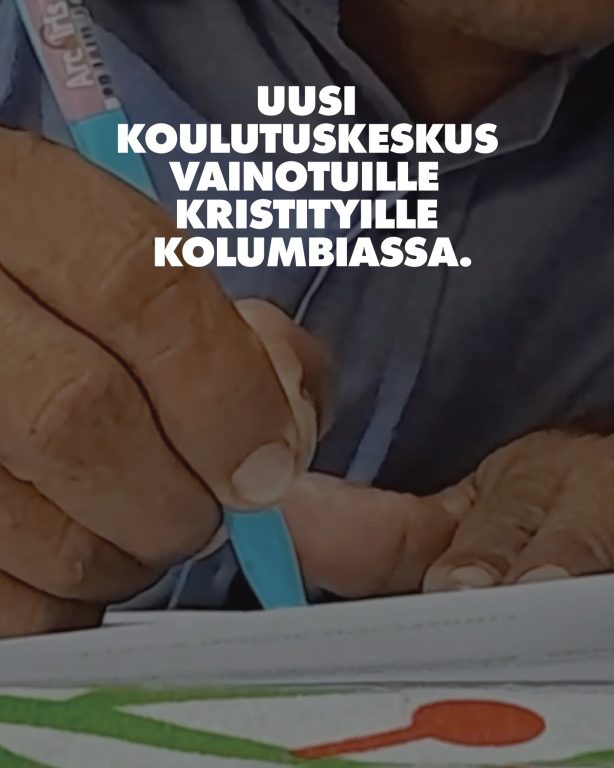 Uusi turvapaikka vainotuille kristityille Kolumbian vuoristossa Kiitetään Jumalaa uudesta kiinteistöstä vainotuille kristityille. Kolumbian Sierra Nevada de Santa Martan vuorilla sijaitseva tila tulee toimimaan väliaikaisena turvapaikkana ja koulutuskeskuksena paikallisille johtajille. Open Doors ja yksi alueen alkuperäiskansojen pastoreista ovat allekirjoittaneet sopimuksen uudesta tilasta. Keskus on välttämätön elinehto kristityille, joilta on kielletty uskonsa harjoittaminen. Heitä uhkaavat vankeus, ruumiilliset rangaistukset sekä karkotus yhteisöstään. Talo toimii myös lepopaikkana salaisille lähetystyöntekijöille, jotka matkustavat usein pitkiä matkoja eri alueiden välillä. Tämä on yksi tehokkaista tavoista, joilla Open Doors tukee seurakunnan tulevaisuutta Kolumbiassa, erityisesti alueilla, joilla uskonnollista vainoa on eniten. Kiitos, että olette mukana tässä merkittävässä tapahtumassa! #Kolumbia #VainotutKristityt #Uskonnonvapaus #Kiitosaihe