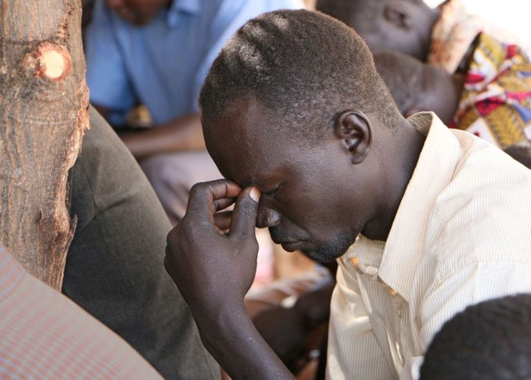 Sudanilainen mies rukoilee.