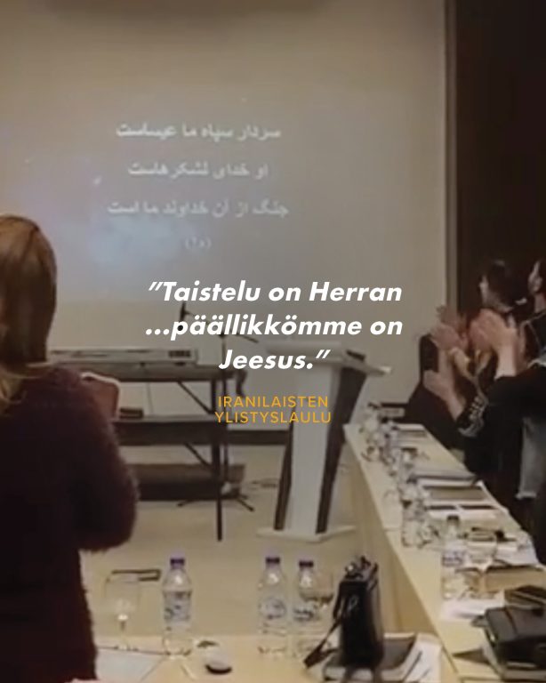 Vainottu seurakunta uskoo rohkeasti Iranissa Tässä kuvassa on iranilaisia kristittyjä. Mahdollisuus kokoontua näin ja ylistää yhdessä pelkäämättä on harvinaista. He ovat mukana Open Doorsin tukemassa koulutuksessa, jossa he oppivat tunnistamaan Jumalan äänen ja seuraamaan sitä. Iranissa he ovat keskellä perheensä vastustusta ja kristittyjen pidätyksistä kertovia uutisia. Kuitenkin näiden vastoinkäymisten keskellä heidän ylistyksensä nousee rohkeana julistuksena. Vaikka he kohtaavat haasteita, he seisovat voittoisina Kristuksessa. He tietävät, että Iranin salattu seurakunta ei tule vaikenemaan tai alistumaan. Inspiroikoon heidän tarinansa sinua tänään! #Iran #VainotutKristityt #OpenDoors #uskonnonvapaus #ihmisoikeudet