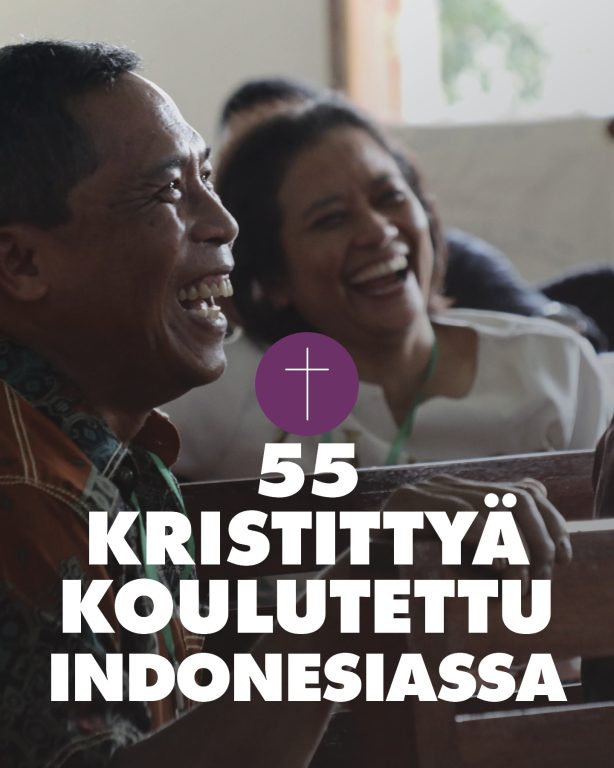 Vainovalmennuskoulutus oli käänteentekevä Sumatran kristityille Kiitos! Tukenne ja rukoustenne avulla paikalliset kumppanimme pystyivät tarjoamaan kaksipäiväisen vainovalmennuskoulutuksen 55 kristitylle eri taustoista Sumatran saarella Indonesiassa. Monet osallistujat tekivät pitkän ja vaikean matkan hankalia ja mutaisia teitä pitkin. Monille osallistujille koulutus oli käänteentekevä sen suhteen, kuinka he näkevät kärsimyksen: Stefanus näkee nyt kärsimyksen uudessa valossa. "Oivalsin, että kärsimys tuo meidät lähemmäksi Jumalaa", hän sanoo. Marta: "Koemme usein kärsimystä, vainoa ja koettelemuksia — mutta juuri näissä myrskyissä Jumala paljastaa voimansa." Wawan: "Kärsimys puhdistaa uskoani. Kaikki, mitä käymme läpi, tapahtuu Jumalan täydellisessä hallinnassa." Rukoillaan tänään Stefanuksen, Martan ja Wawanin puolesta. #Indonesia #Kiitosaihe #koulutus #VainotutKristityt #OpenDoors #kristityt