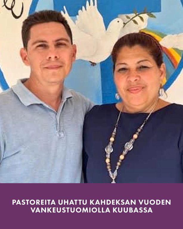 Rukouspyyntö pastoripariskunnan puolesta: uhkana vankeus Kuubassa Rukoillaan tänään kuubalaisen pastoripariskunnan puolesta. Pastori Luis Guillermo Borjas Navarroa ja Roxana Rojas Betancourtia syytetään viranomaisten halveksunnasta ja tottelemattomuudesta. Heitä uhkaa jopa kahdeksan vuoden vankeusrangaistus väitetysti siksi, että he puhuivat Jumalan oikeudenmukaisuudesta poikansa sotilasoikeudenkäynnin yhteydessä. Oikeudenkäynnin aikana pastorit vetosivat lääkärinlausuntoihin, jotka todistivat heidän poikansa mielenterveydellisestä kyvyttömyydestä suorittaa asepalvelusta. Tuomioistuin hylkäsi todisteet, jonka johdosta pariskunnan on kerrottu tuominneen oikeuden päätöksen epäoikeudenmukaisena. He ovat todenneet, että jonain päivänä tuomioistuimen on vastattava päätöksestään Jumalan tuomioistuimen edessä. Syyttäjänvirasto huomautti, ettei sotilastuomioistuimessa saa puhua Jumalasta, koska he ovat niitä, jotka jakavat oikeutta. Perheen sotilasoikeudenkäynti on määrä järjestää 9. kesäkuuta, jolloin heidän tuomionsa julistetaan. Myös heidän poikaansa uhkaa neljän vuoden vankeustuomio. Open Doors pyytää kristittyjä kaikkialla maailmassa rukoilemaan tämän perheen ja Kuuban kaikkien vainottujen kristittyjen puolesta, jotka ovat joutuneet vastaaviin tilanteisiin uskonsa vuoksi. Rukoillaan: - Borjas-Rojasin perheen puolesta: rukoillaan, että Herra puuttuu asiaan ja estää nämä tuomiot. - fyysistä, henkistä ja hengellistä suojelua nuorille kristityille, jotka on pakotettu palvelemaan armeijassa - erityisesti heille, jotka kärsivät kaltoinkohtelusta, syrjinnästä tai väkivallasta uskonsa vuoksi. - voimaa ja viisautta auttaa kristittyjä kestämään painostusta ja pysymään lujina vakaumuksessaan. - vanhempien puolesta, jotka kokevat pelkoa ja avuttomuutta nähdessään, kuinka heidän lapsensa pakotetaan asepalvelukseen tai kärsiessään hiljaisuudessa. #Kuuba #VainotutKristityt #Uskonnonvapaus #kristinusko #rukouspyyntö #rukousaihe #OpenDoors