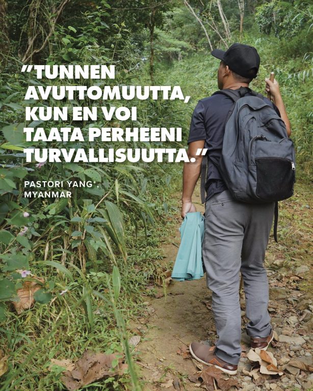 Pastori Yang*elää sodan keskellä Myanmarissa Pastori Yang on paennut vuosien ajan kotimaassaan Myanmarissa paikasta toiseen. Hän on asettunut perheineen asumaan eri paikkoihin ja siirtynyt heidän kanssaan sitten toisaalle yrittäen epätoivoisesti suojella heitä. Pastori Yangin kasvot ovat vanhentuneet ahdistuksesta. Maan sisällissota on rasittanut häntä ja hänen perhettään suuresti. Elämä sota-alueella on täynnä pelkoa ja epävarmuutta, mutta pastori Yang luottaa täysin Jumalaan ja Hänen sanaansa. Joka ilta ennen nukkumaanmenoa perhe lukee yhdessä psalmia 23. Onko sinulla jokin jae, johon turvaudut pelon tai epävarmuuden hetkillä? #Myanmar #pakolaiset #ihmisoikeudet #rohkaisu #kristityt #VainotutKristityt #OpenDoors