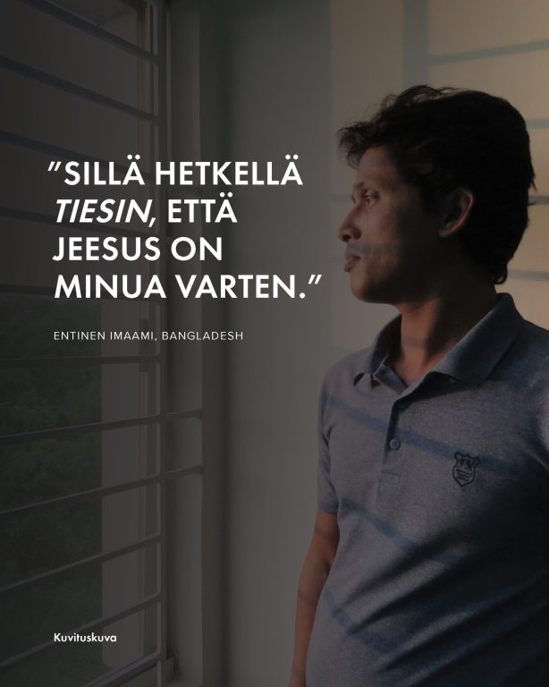 Entisen imaamin tarina Mamum* on entinen imaami (islamilainen johtaja) Pohjois-Bangladeshista. Nähtyään ihmeparantumisen hän päätti lopulta luopua islamista seuratakseen Jeesusta. Tämä päätös johti Mamumin elämän raskaimpaan todellisuuteen: paikalliset muslimit, mukaan lukien hänen entiset madrasa-opettajansa (islamilaisesta koulusta), hyökkäsivät hänen kimppuunsa ja vaativat häntä luopumaan uskostaan. "Heillä oli suuret veitset ja miekat", Mamum kertoo. "Kun uhkarohkeasti kieltäydyin luopumasta uskosta, opettajani alkoivat lyödä minua. En pelännyt, koska tiesin, että Jeesus Kristus oli kanssani juuri silloin." Jumalan armosta Mamum onnistui pakenemaan, ja hän toimii evankelistana omassa yhteisössään. Hän toimii lisäksi pastorina seurakunnassa, joka koostuu entisistä muslimiperheistä. Mamumin palvelutyön kautta ainakin 25 ihmistä on ottanut vastaan Kristuksen. Mutta hän ja hänen alueensa kristityt kokevat kasvavaa painostusta luopua uskosta. Kristityt elävät pelossa. "Aiemmin kerroin ilosanomaa Kristuksesta avoimesti, mutta enää en voi tehdä niin. Kaikkia liikkeitäni seurataan", Mamum kertoo. Rukoillaan - Mamumin, hänen perheensä ja muiden kristittyjen puolesta, että Jumalan suojelus ympäröisi heidät, kun he kohtaavat uhkailua ja väkivaltaa - kristittyjen yhteisölle rohkeutta ja voimaa seistä uskossa lujana vainosta huolimatta - että Jumala pehmittää vainoajien sydämet ja he tulisivat tuntemaan Jeesuksen rakkauden ja totuuden. #Bangladesh #VainotutKristityt #Uskonnonvapaus #rukouspyyntö #kristinusko #OpenDoors