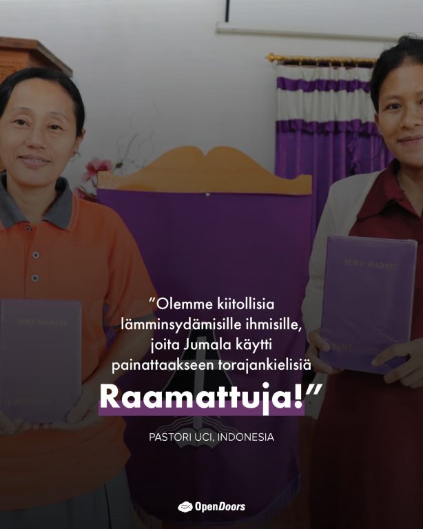 Torajankieliset Raamatut vahvistavat uskoa ja elvyttävät kieltä Indonesiassa Indonesian syrjäisellä Tana Torajan alueella jaettiin 3 000 torajankielistä Raamattua (Sura' Madatu) paikallisten seurakuntien ja Indonesian pastoreiden yhdistyksen yhteistyönä. Vaikeista matkustusolosuhteista huolimatta tiimi toimitti Raamatut 51 seurakuntaan ja teologiseen kouluun. Tämä aloite auttaa elvyttämään kieltä, joka on vaarassa hävitä. Samalla se vahvistaa Torajan kansan uskoa, kun he voivat lukea Raamattua omalla kielellään. Siksi kiitos, että teette tämän mahdolliseksi! Lahjojenne ja rukoustenne kautta muutatte elämää Indonesiassa. #Indonesia #VainotutKristityt #Raamattu #OpenDoors