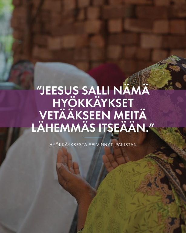 Jumala toimii väkivallan keskellä: inspiroivia todistuksia Pakistanista "Kahden vuoden ajan kuulemme säännöllisesti todistuksia Jumalan upeasta työstä ihmisten elämässä." — Kristitty Jaranwalasta, Pakistanista Tämä kristitty jakaa kokemuksiaan yhdestä Pakistanin lähihistorian väkivaltaisimmista hyökkäyksistä kristittyjä vastaan. Nyt, kaksi vuotta myöhemmin kristityt kertovat, kuinka Jumala on käyttänyt väkivaltaa kunniakseen (1. Moos. 50:20). Inspiroikoon heidän sanansa sinua tänään: "Jeesus salli nämä hyökkäykset vetääkseen meitä lähemmäs itseään. Elämämme olivat muutoksen partaalla — ei hyökkäysten vuoksi, vaan Jeesuksen nimen vuoksi." "Olemme oppineet täyttämään sydämemme ja mielemme Hänen sanoillaan ja toivollaan. Tämä parantaa ja vahvistaa meitä sekä ennen kaikkea auttaa veljiämme ja sisariamme antamaan anteeksi." #Pakistan #VainotutKristityt #todistus #Uskonnonvapaus #OpenDoors