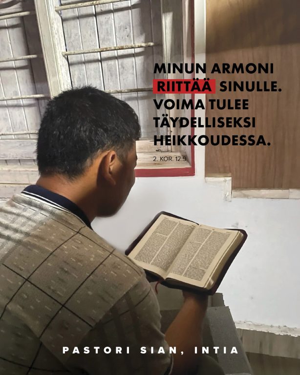 Rukouspyyntö pastori Sianin puolesta ”Tämä tietty Raamatun jae pitää minut liikkeellä”, sanoo pastori Sian* (kuvassa), joka on yksi Open Doorsin luotettavista paikalliskumppaneista. On kulunut kaksi vuotta siitä, kun Sian sekä hänen vaimonsa ja tyttärensä pakotettiin jättämään kotinsa Manipurissa, Intiassa, koska he ovat kristittyjä. Sian on paikallisseurakunnan pastori, ja hänen vaimonsa palvelee lasten parissa, järjestäen leirejä pakolaislapsille. Äskettäin heitä siunattiin poikavauvalla, ja heidän tyttärensä on nyt noin 3-vuotias. Rukoile pastori Sianin kanssa tänään: ”Rukoukseni on, että rauha palautuu ja oikeus toteutuu. Ja että ihmiset voivat jälleen palvoa Jumalaa vapaasti ja turvallisesti.” #Intia #Manipur #VainotutKristityt #uskonnonvapaus #rukouspyyntö #OpenDoors