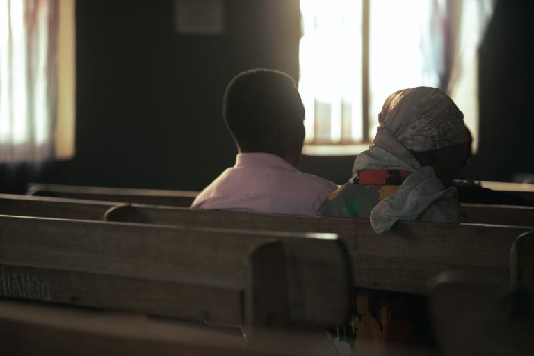 Rifkatu miehensä pastori Zamin kanssa kirkossa.