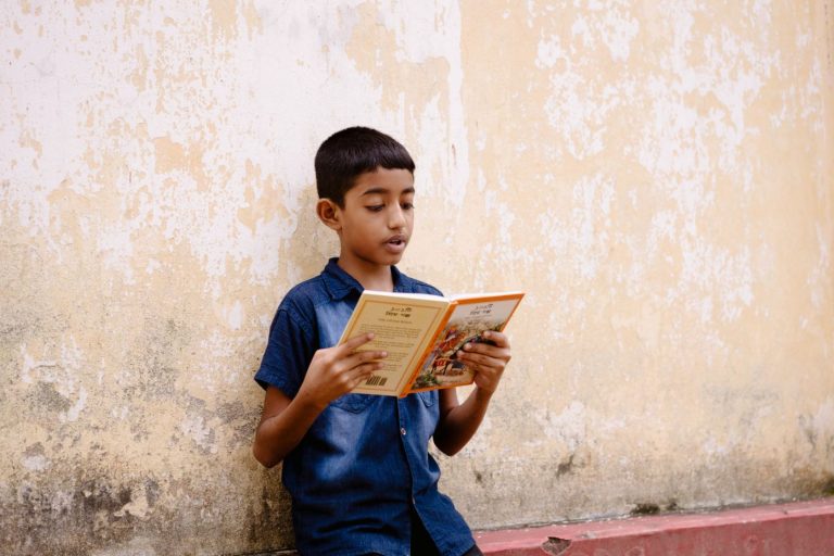 Lapsi lukee lastenkirjaa.