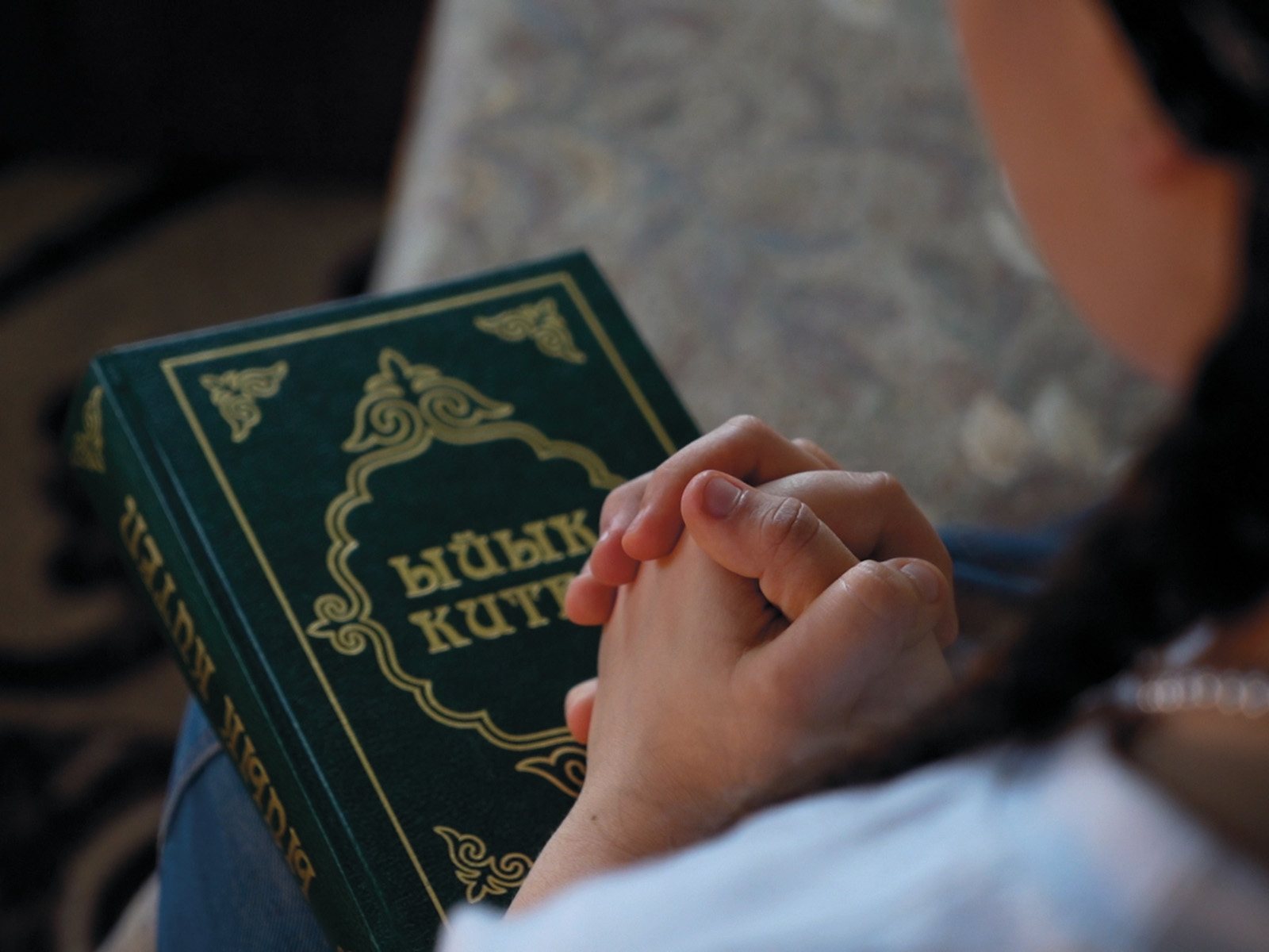 Aasialaiskristitty rukoilee