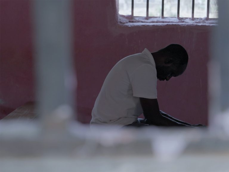 web Kamerunlainen Adam kumartuneena rukoilemaan