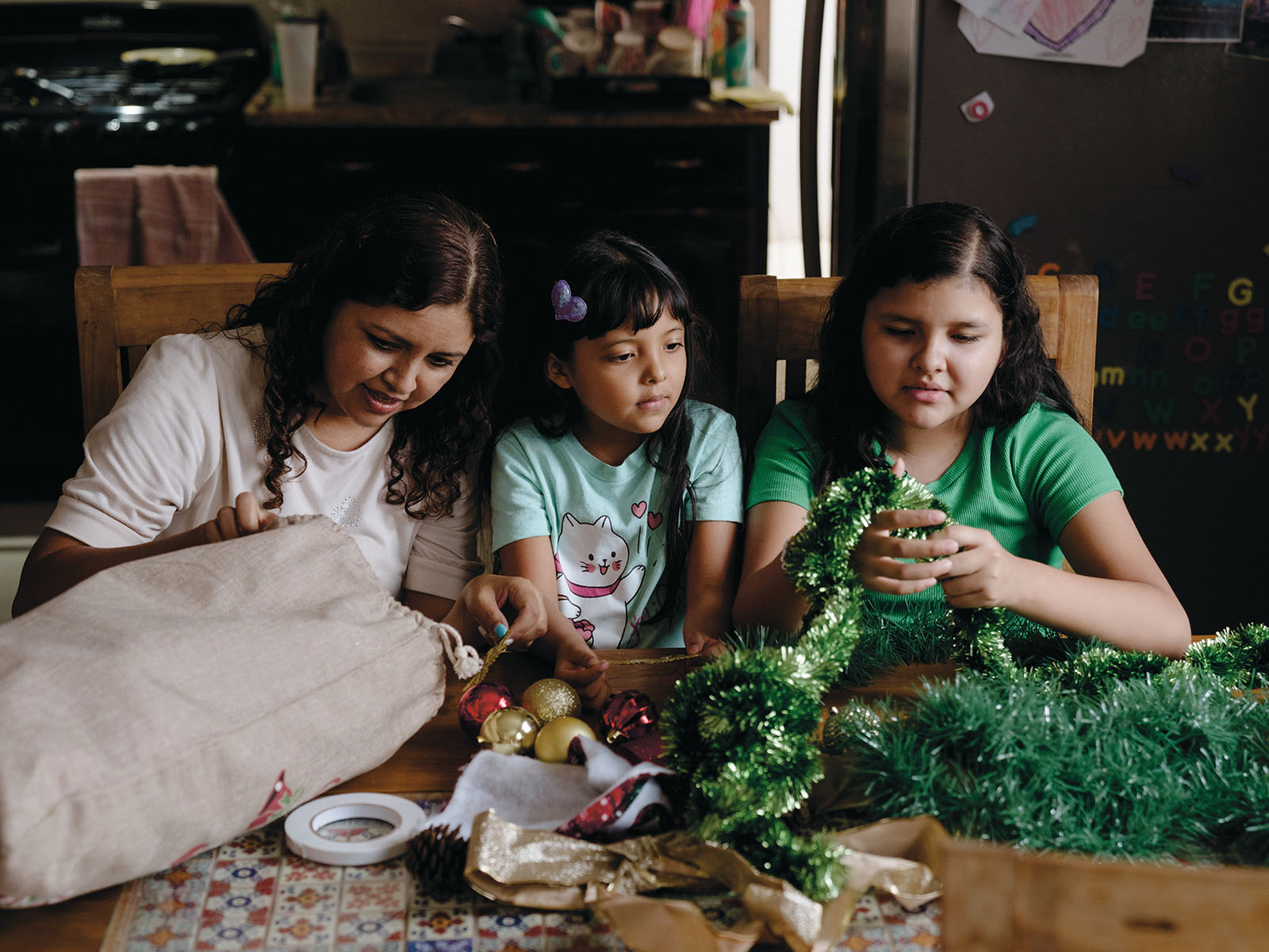 Meksikolaisperhe-tekemassa-joulukoristeita