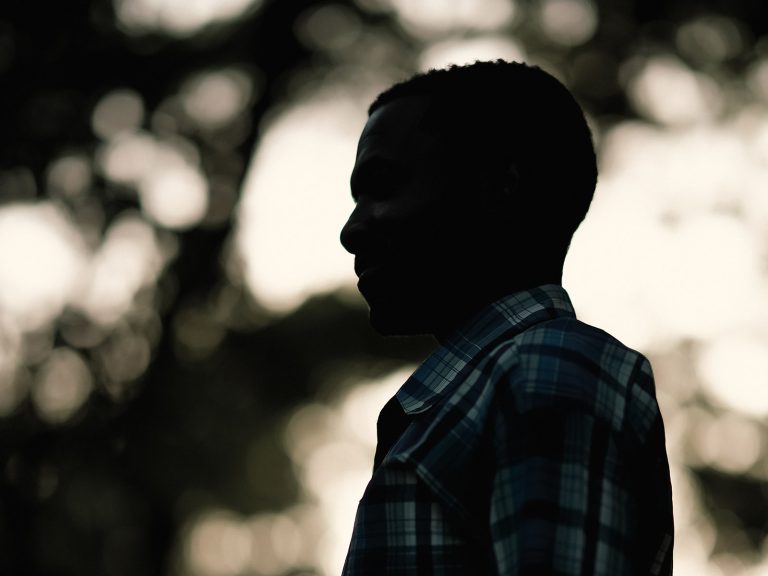 web Nigeria mies seisoo hamarrettyna