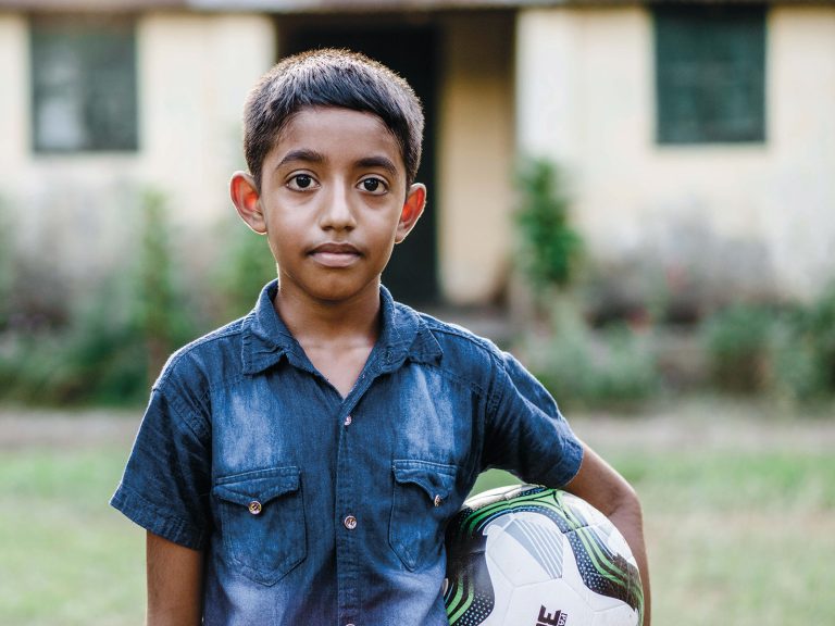 Robin jalkapallo kädessään