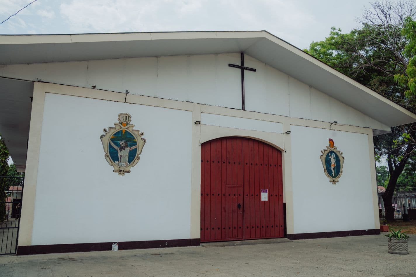 Rakennus, jonka oven yläpuolella on risti.