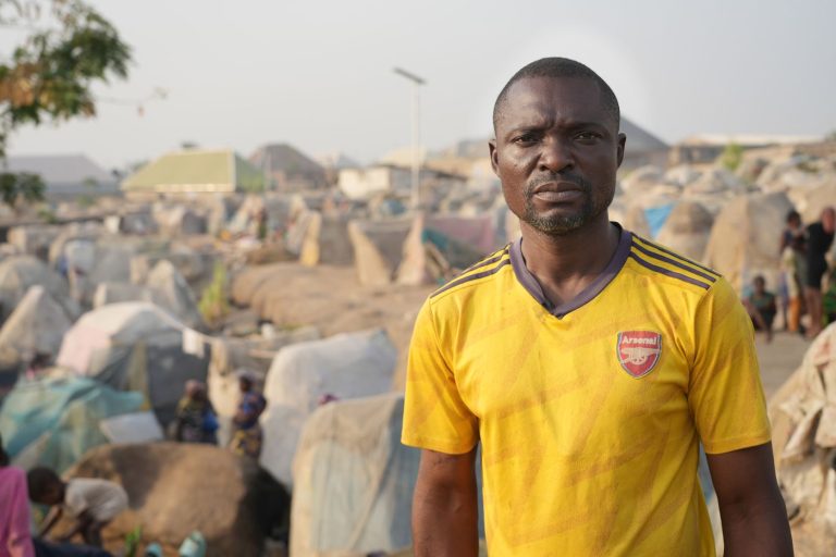 Nigerialainen mies pakolaisleirissä.
