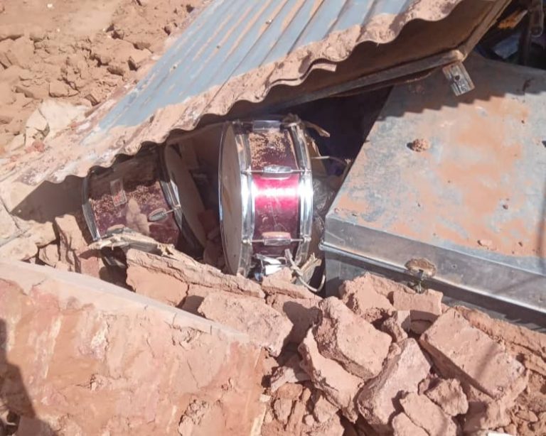 Rummut kirkon raunioissa.