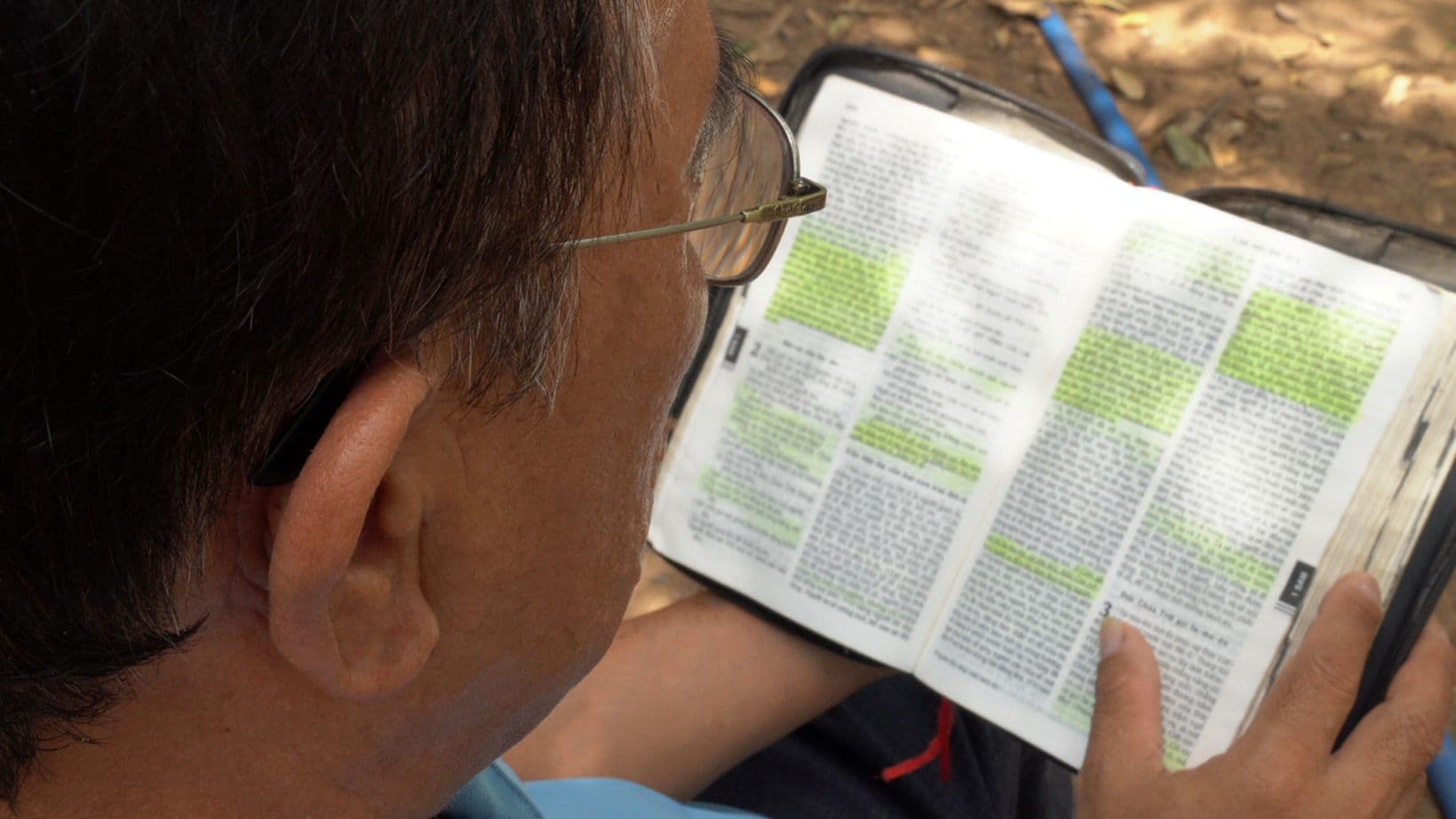 Mies lukee Raamattua.