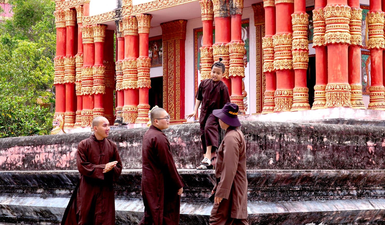 Buddhalaisia munkkeja temppelin edustalla.