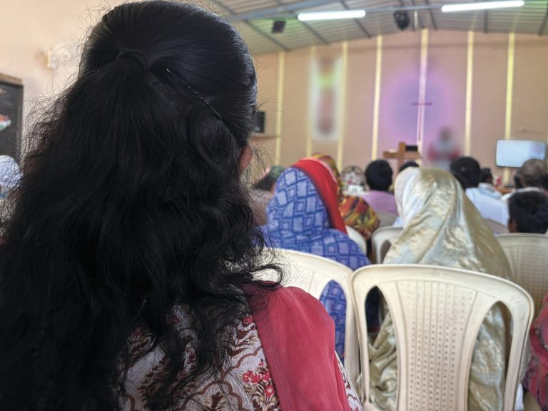 Intialainen naiskristitty seurakunnan tapaamisessa