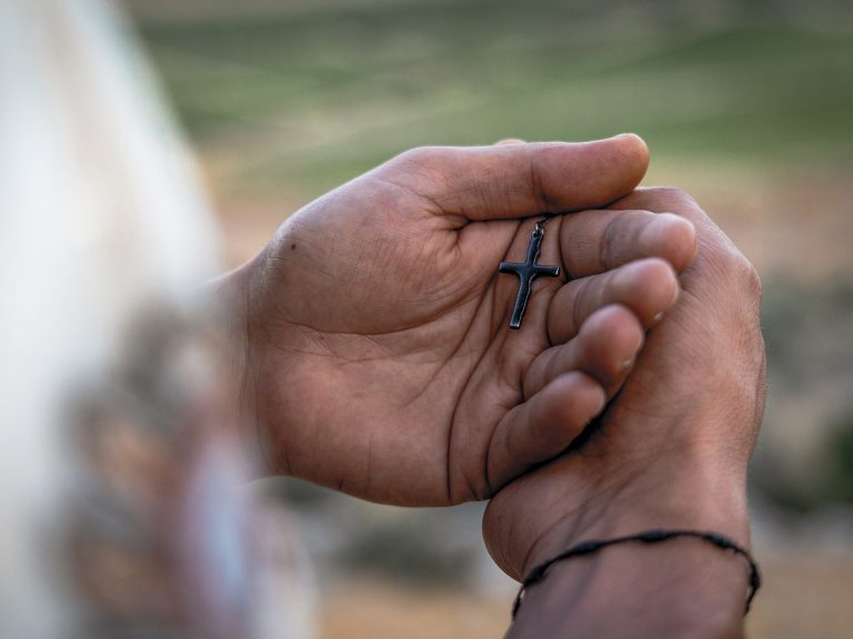 Pieni risti afrikkalaisen kämmenellä